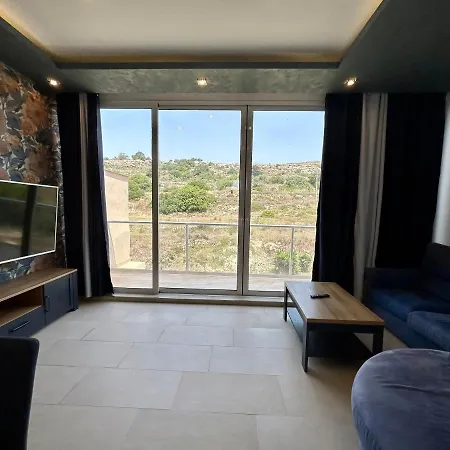 Hillview Duplex Penthouse דירה *