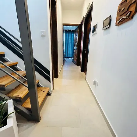 Hillview Duplex Penthouse *
