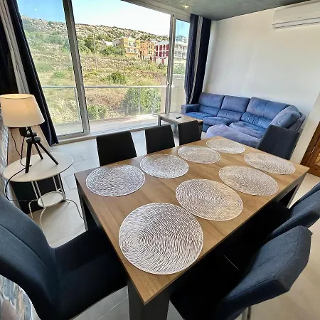Hillview Duplex Penthouse With Private Hot Tub *