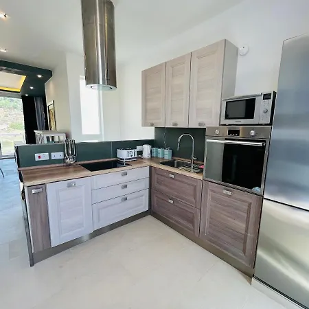 Hillview Duplex Penthouse With Private Hot Tub *