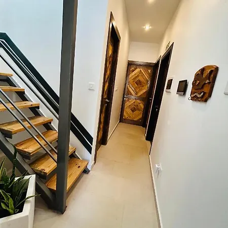 Hillview Duplex Penthouse With Private Hot Tub