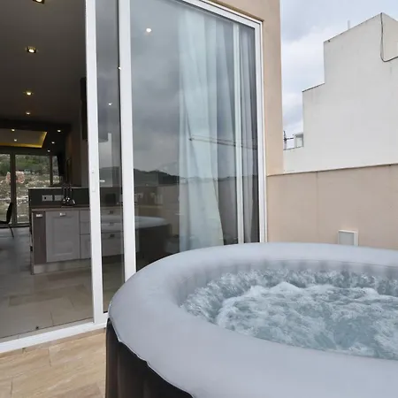 Hillview Duplex Penthouse With Private Hot Tub Apartment St. Paul's Bay